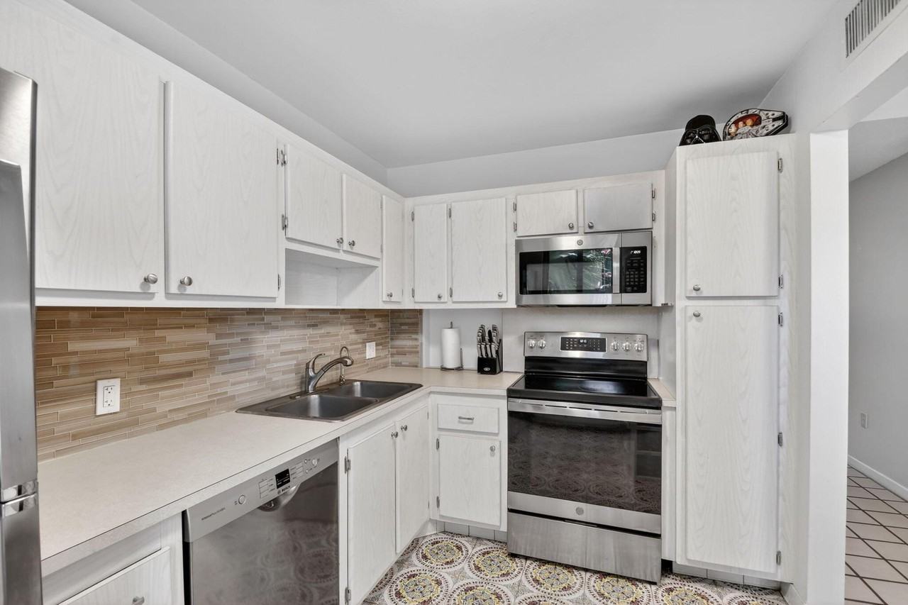 4272 Deste Ct - Photo 3 of 50
