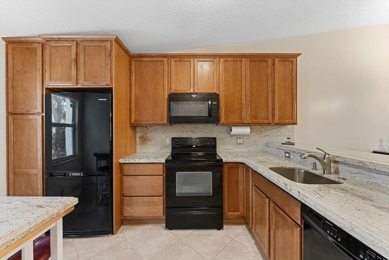 8959 Sunnywood Pl - Photo 3 of 31
