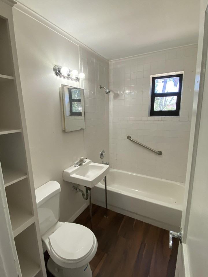 816 W 4th St - Photo 2 of 4