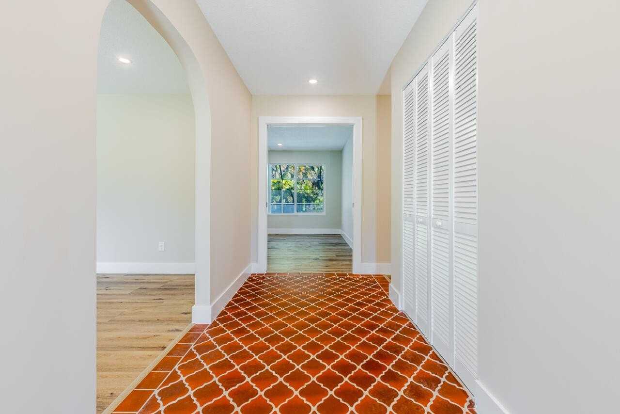 1425 Se Sunshine Ave - Photo 4 of 40