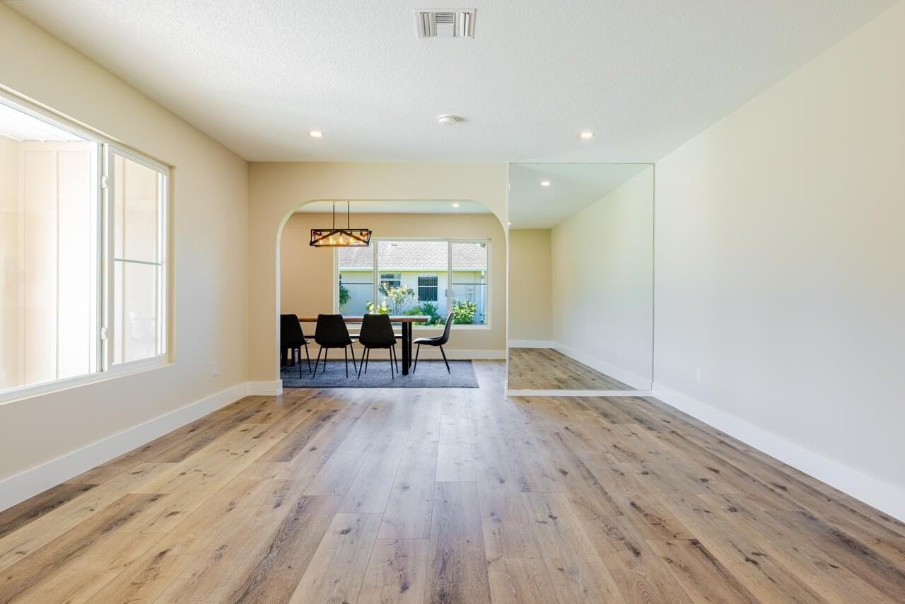 1425 Se Sunshine Ave - Photo 5 of 40