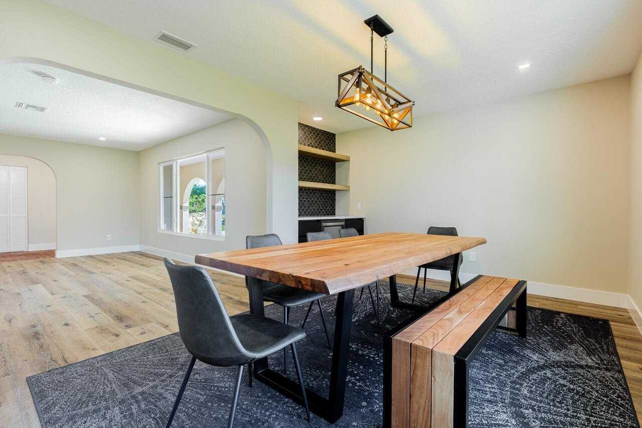1425 Se Sunshine Ave - Photo 6 of 40
