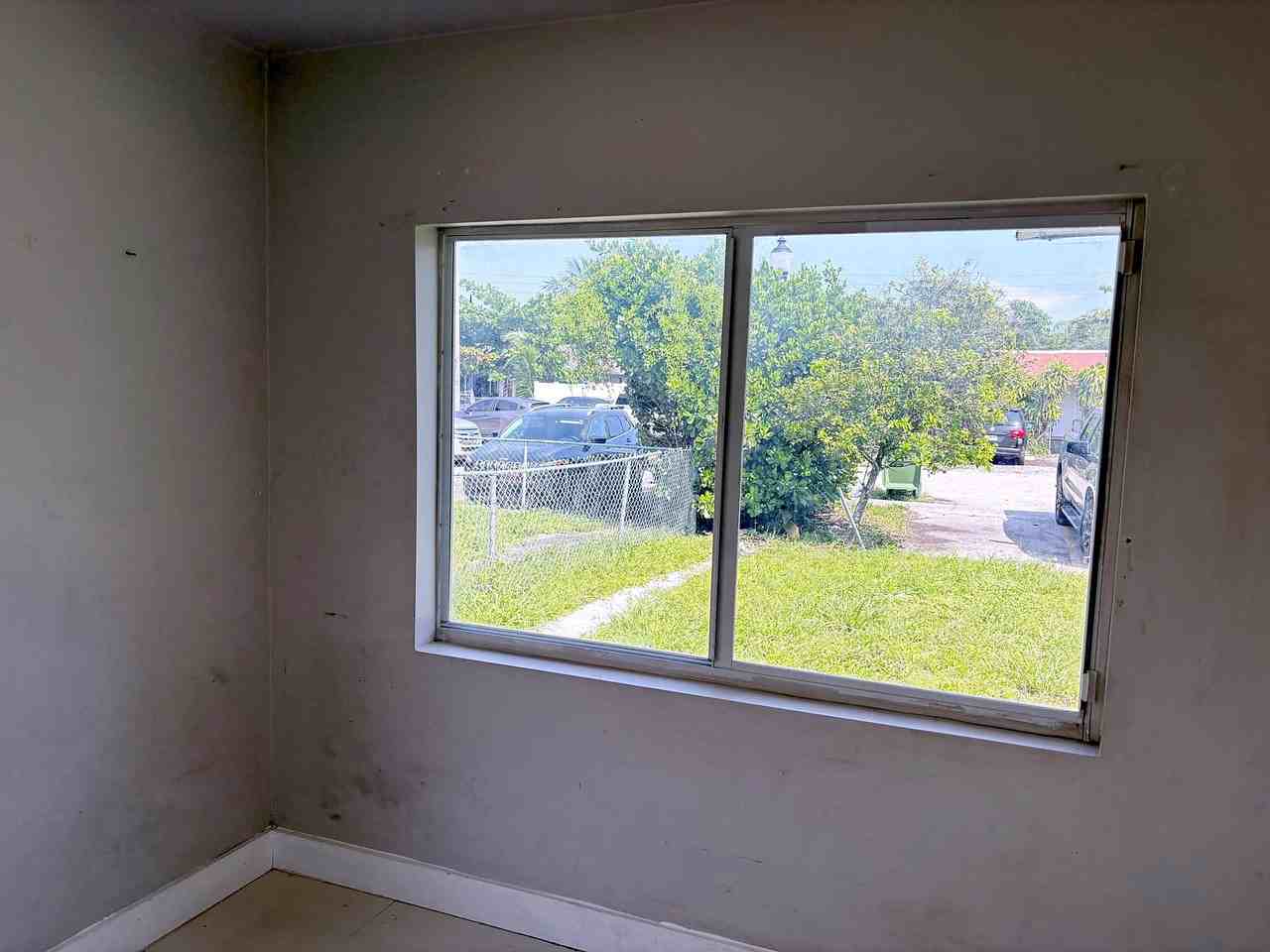 1521 Nw 8th Ave - Photo 4 of 18