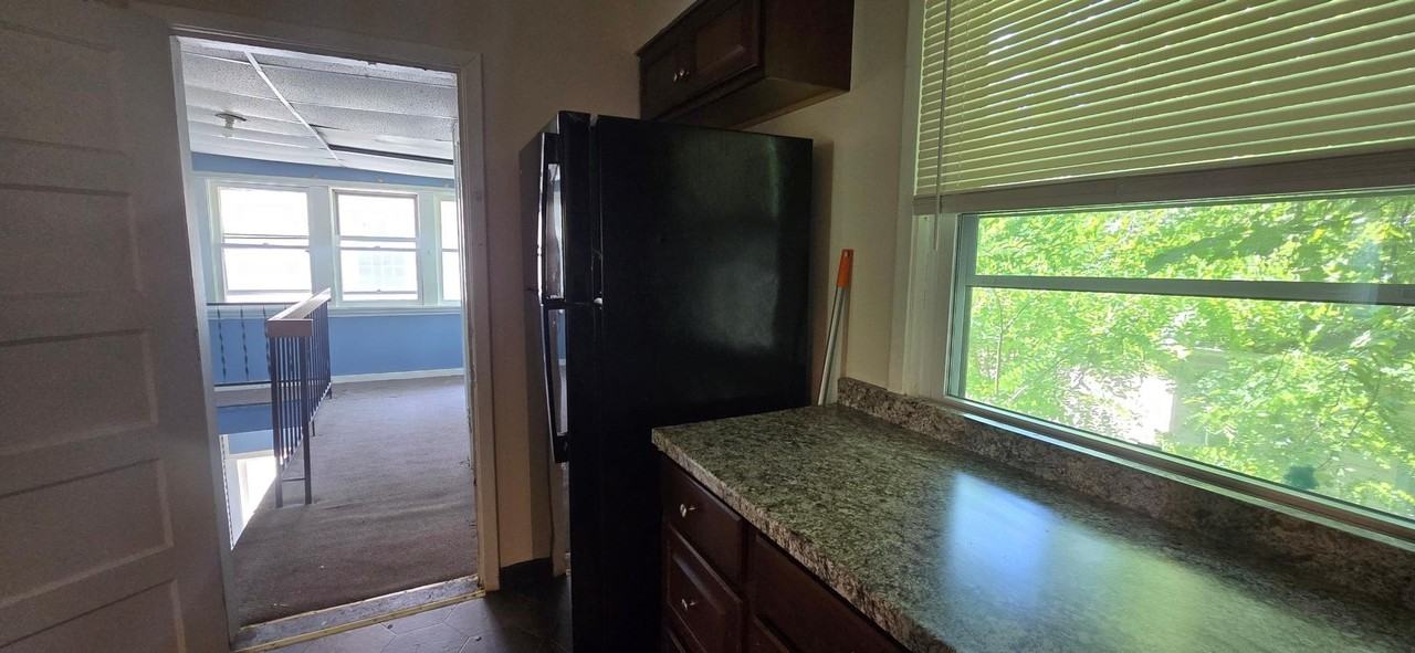 621 Morgan Ave N - Photo 5 of 10