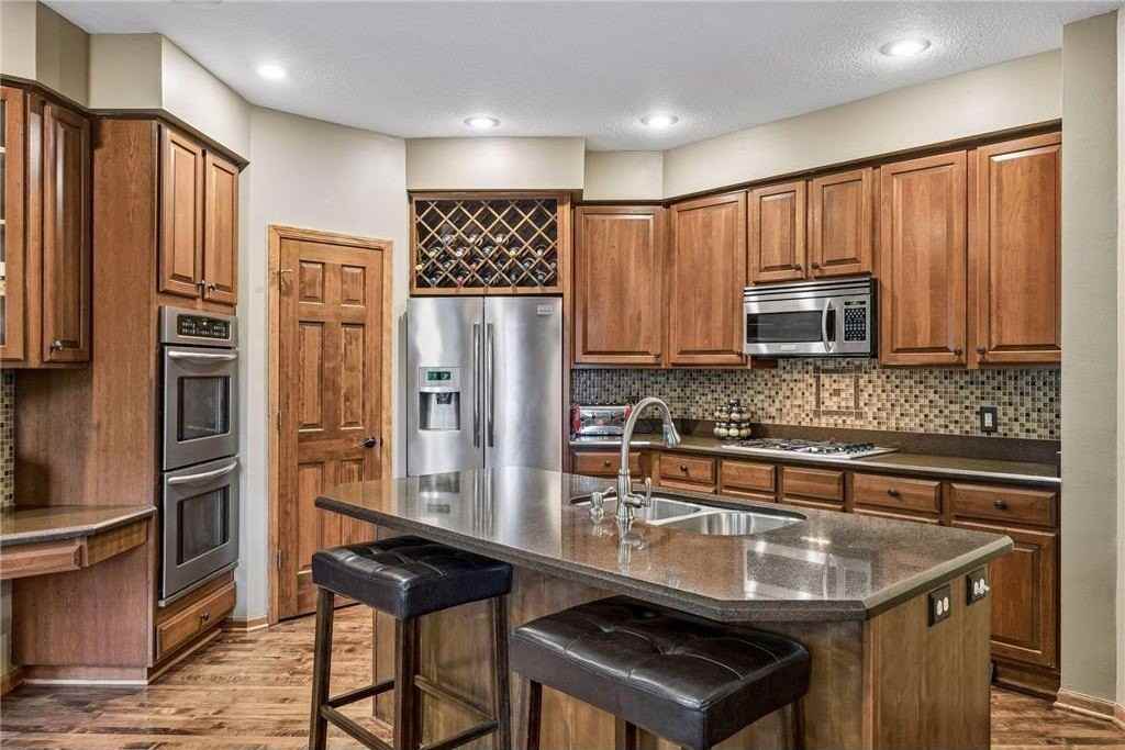 18464 Farmstead Cir - Photo 2 of 25