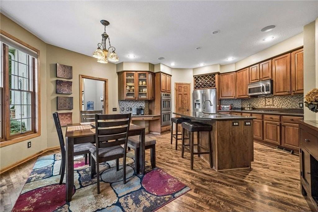 18464 Farmstead Cir - Photo 3 of 25