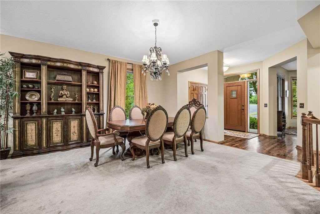 18464 Farmstead Cir - Photo 4 of 25