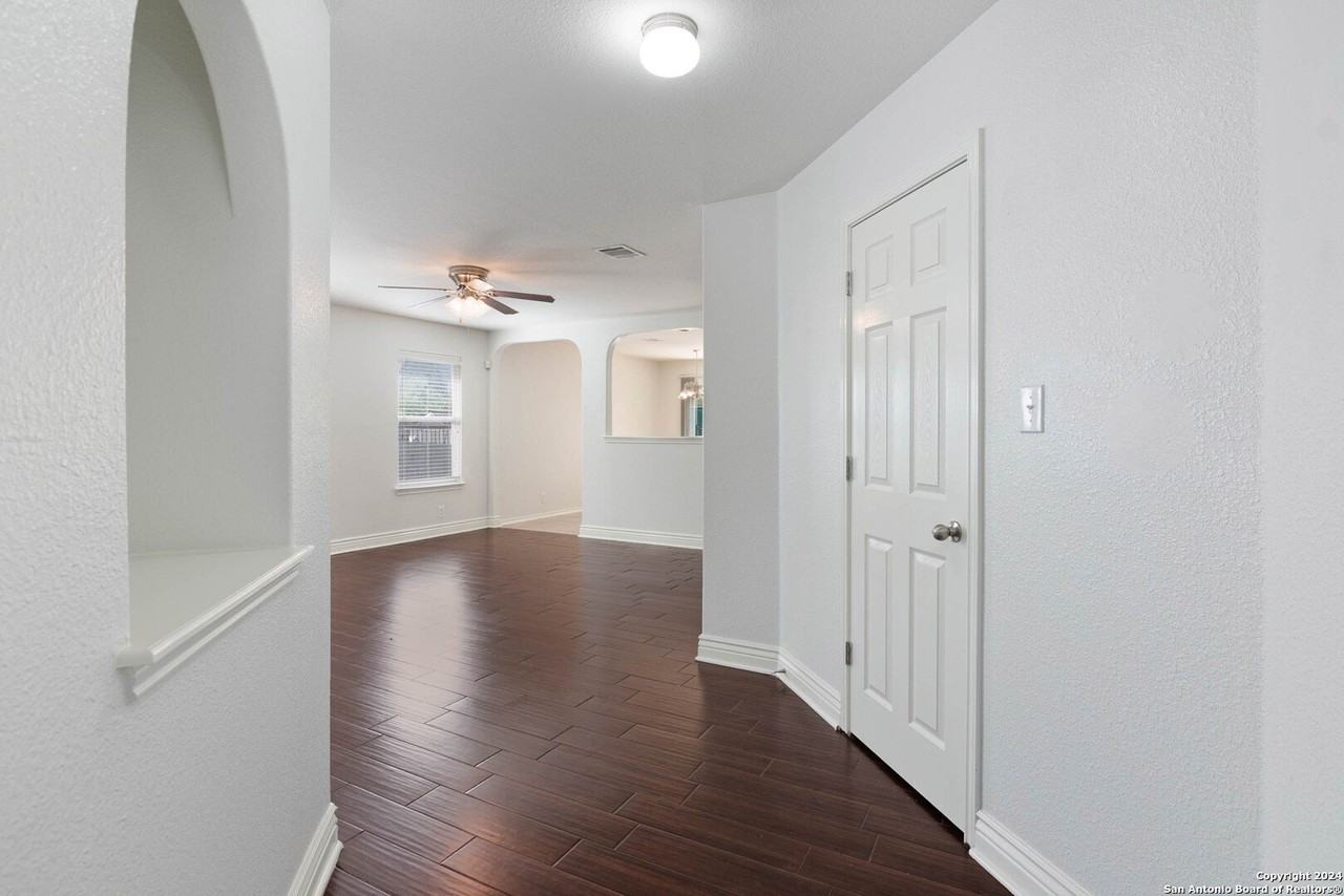 1047 Daffodil Way - Photo 4 of 18