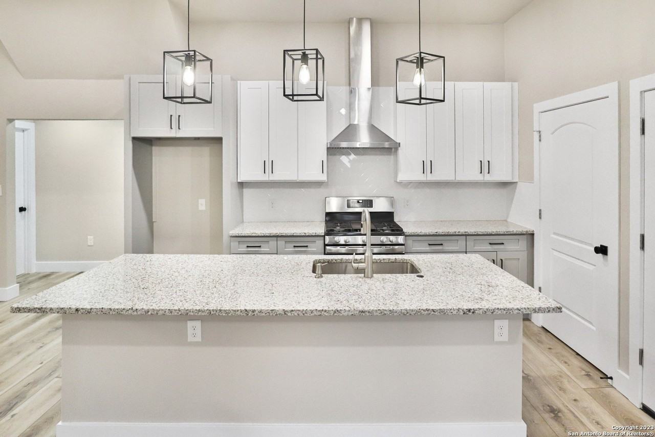 858 Steves Ave - Photo 6 of 15