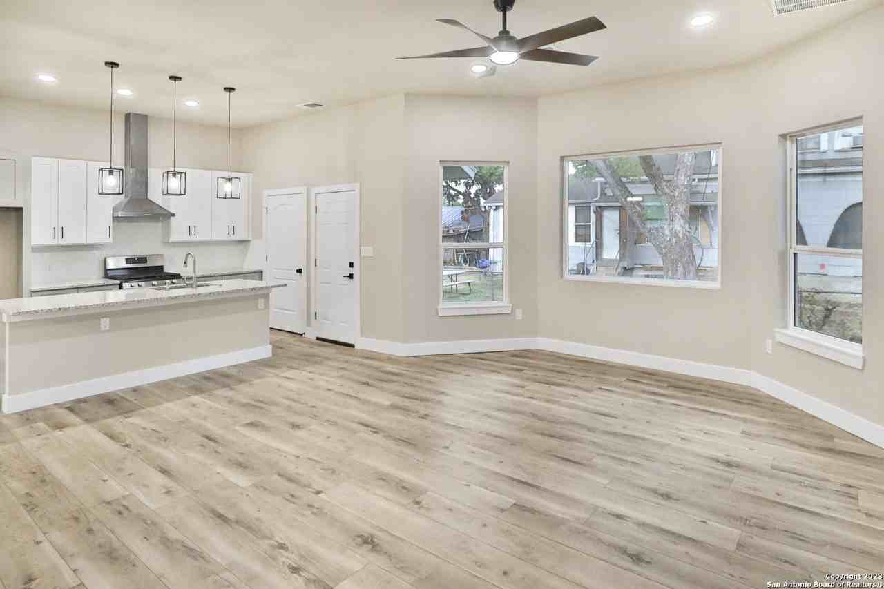 858 Steves Ave - Photo 7 of 15