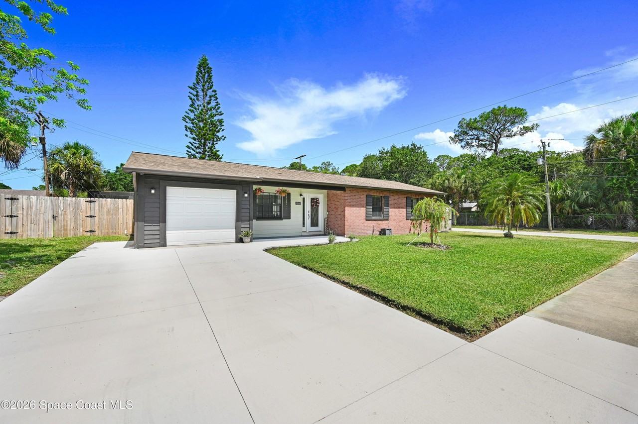 1066 El Camino Dr - Photo 5 of 35