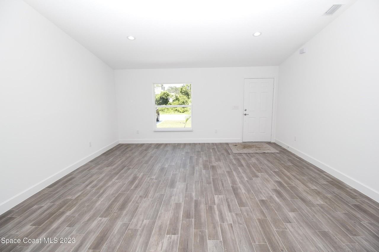 906 Armstrong Rd Se - Photo 2 of 14