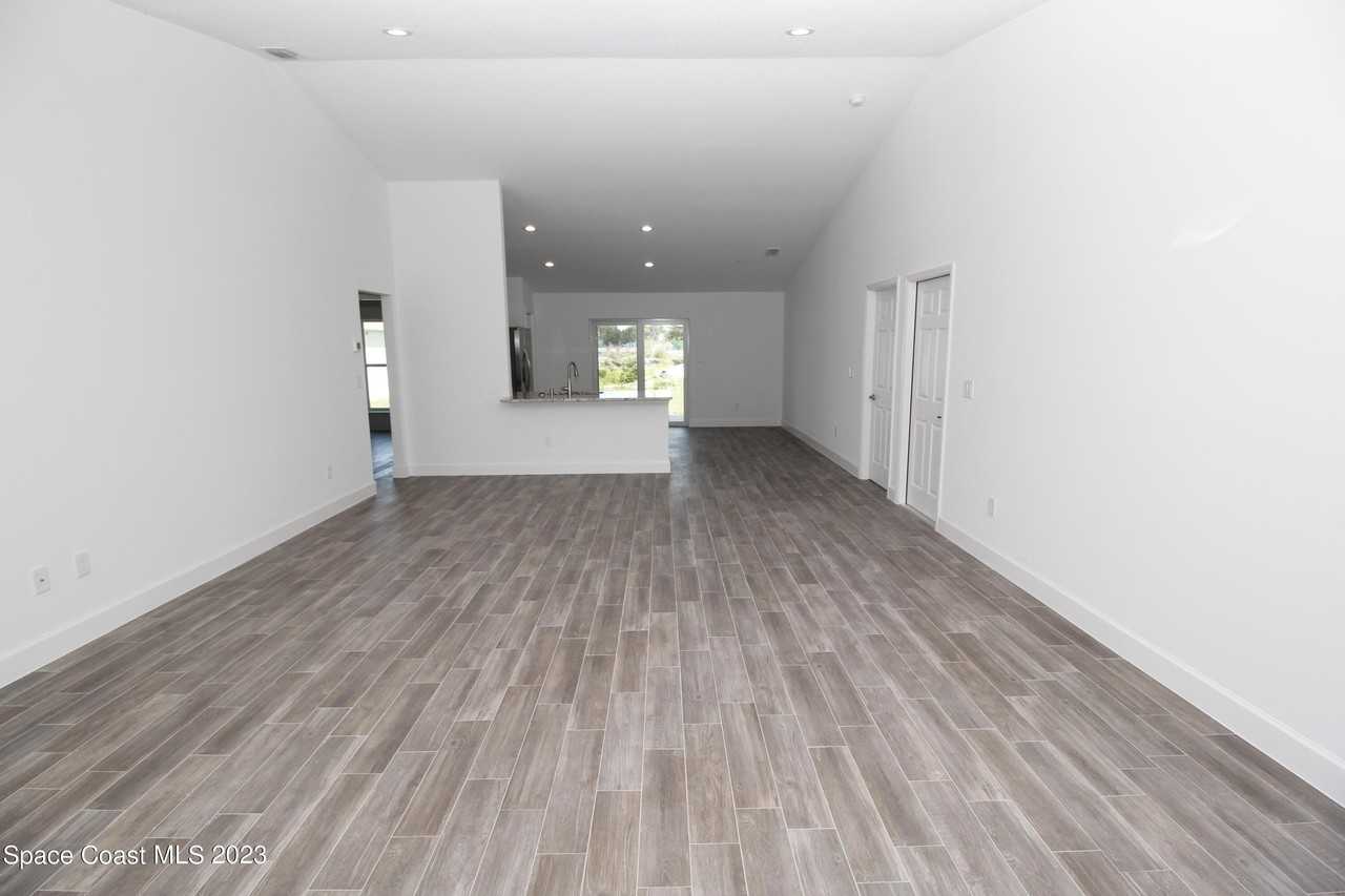906 Armstrong Rd Se - Photo 3 of 14