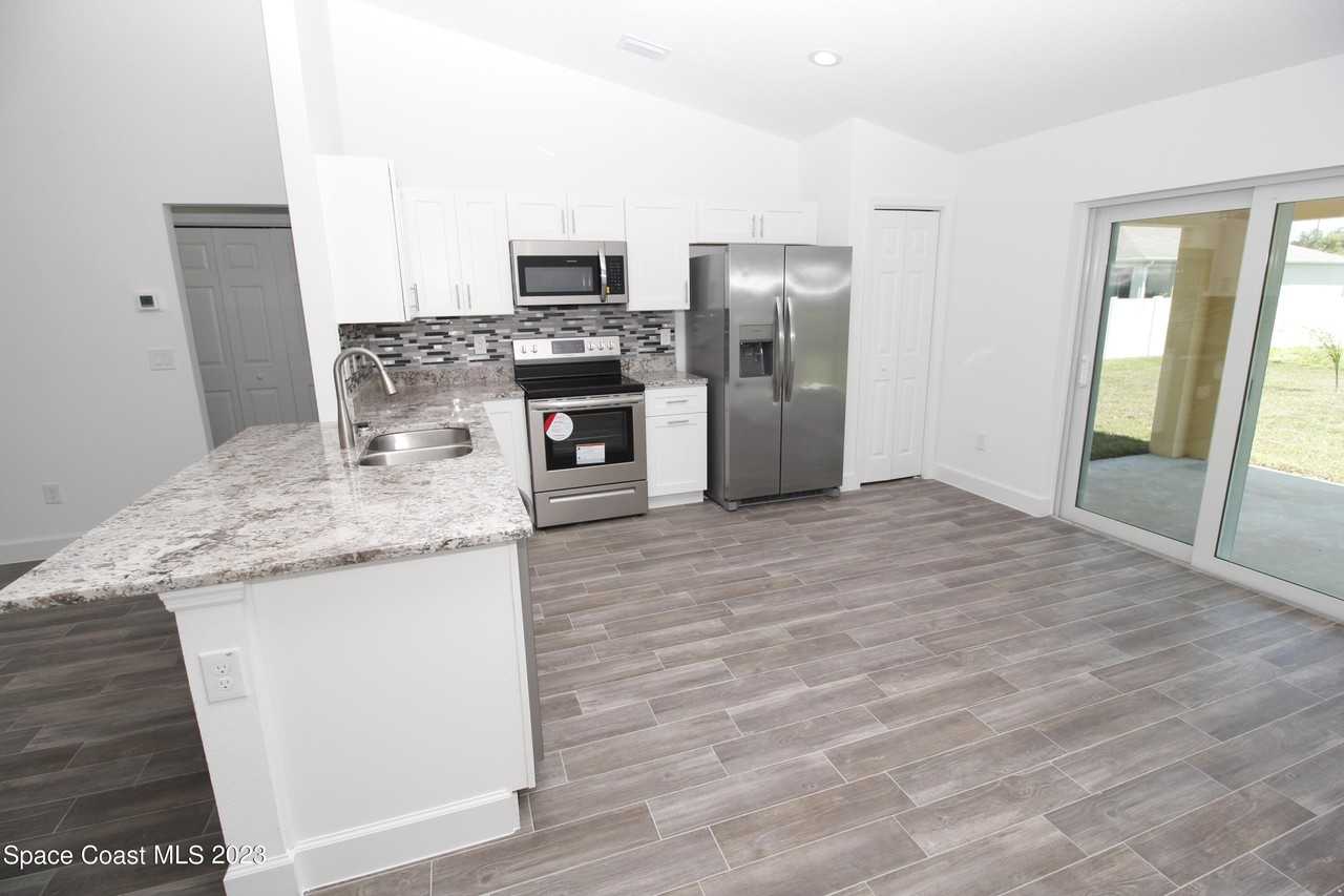 906 Armstrong Rd Se - Photo 4 of 14