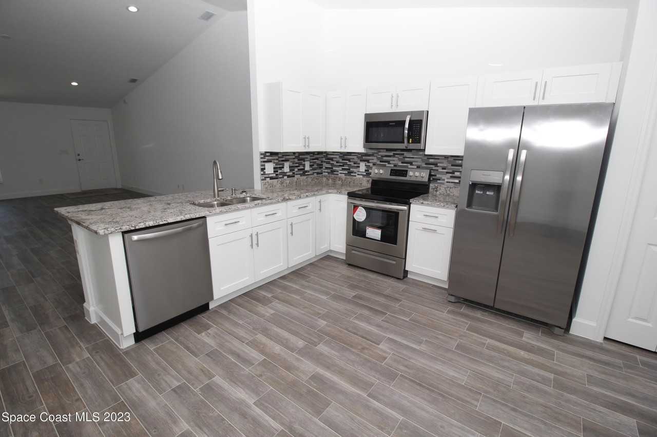 906 Armstrong Rd Se - Photo 5 of 14