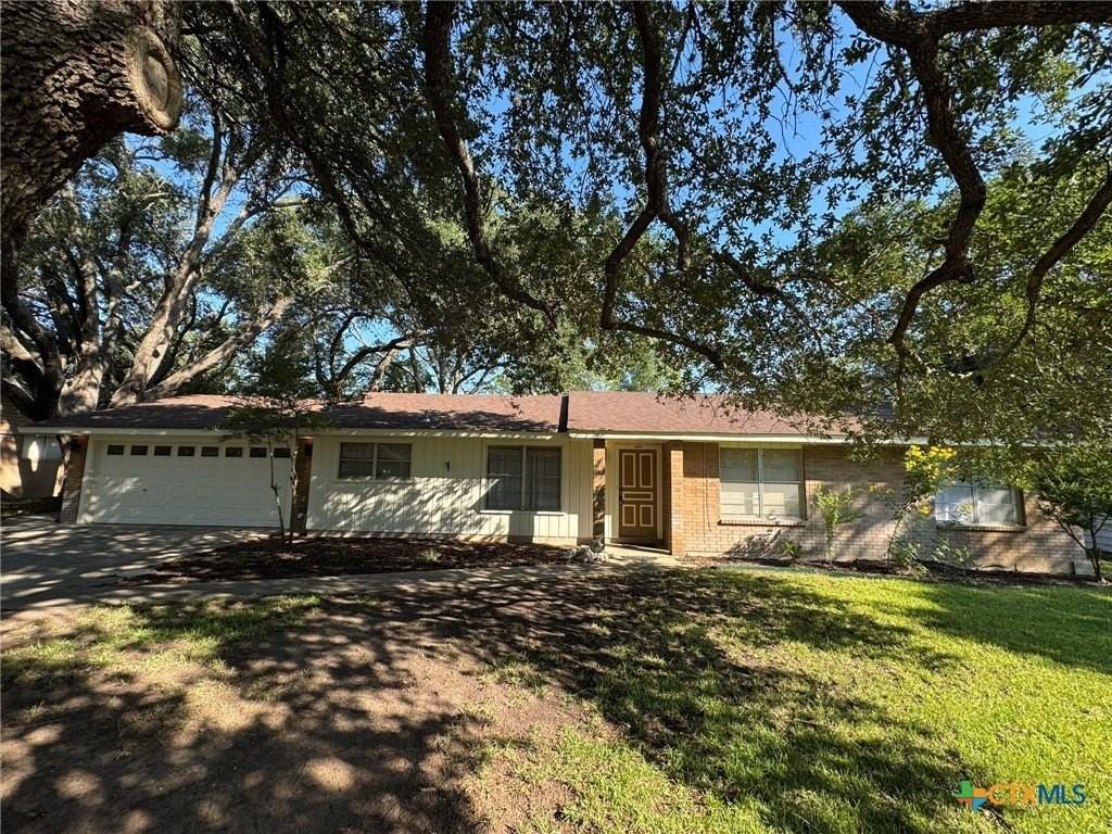 1464 Robin Ln - Photo 3 of 32