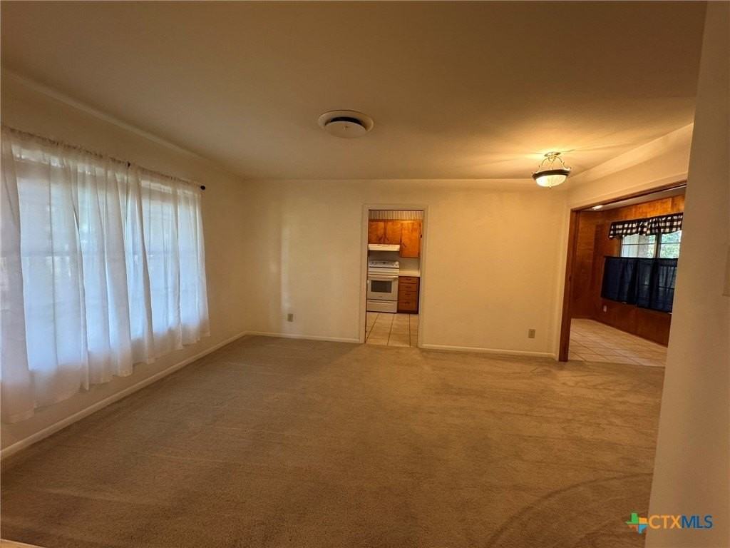 1464 Robin Ln - Photo 4 of 32