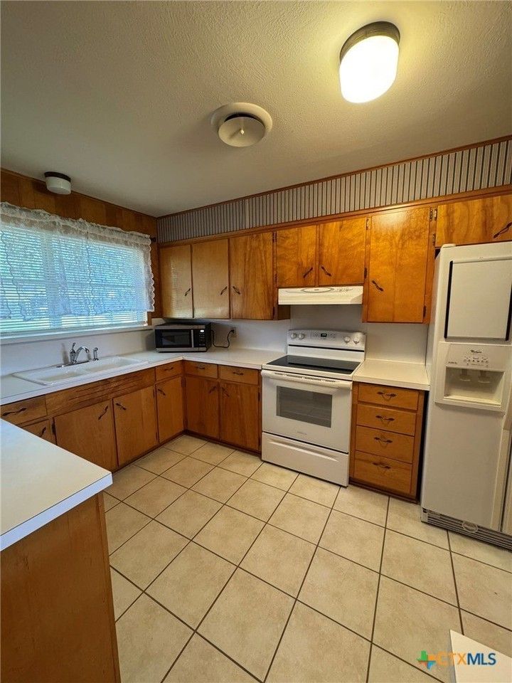 1464 Robin Ln - Photo 7 of 32