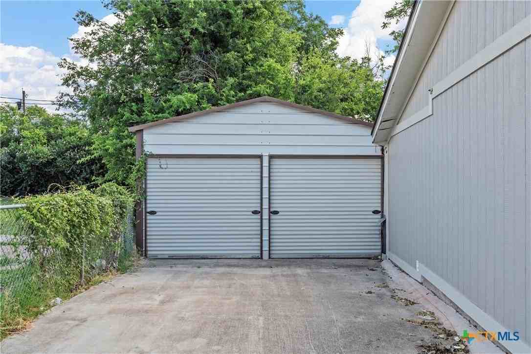 1524 E Avenue B - Photo 3 of 24