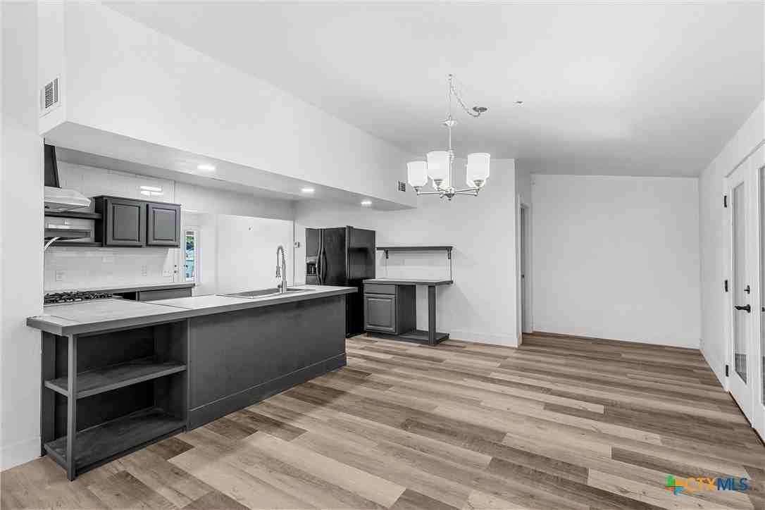 1524 E Avenue B - Photo 7 of 24