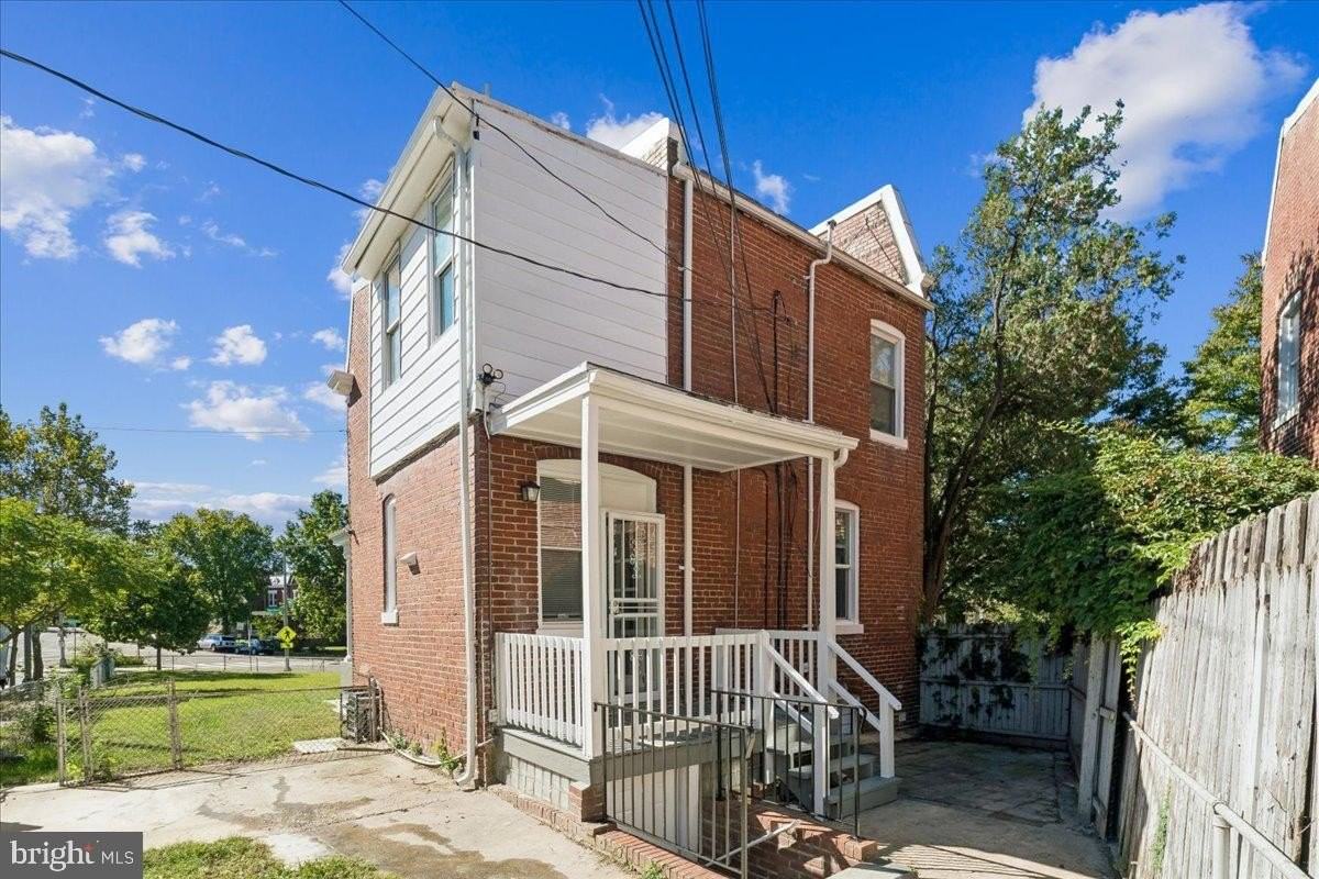 401 Shepherd St Nw - Photo 3 of 50