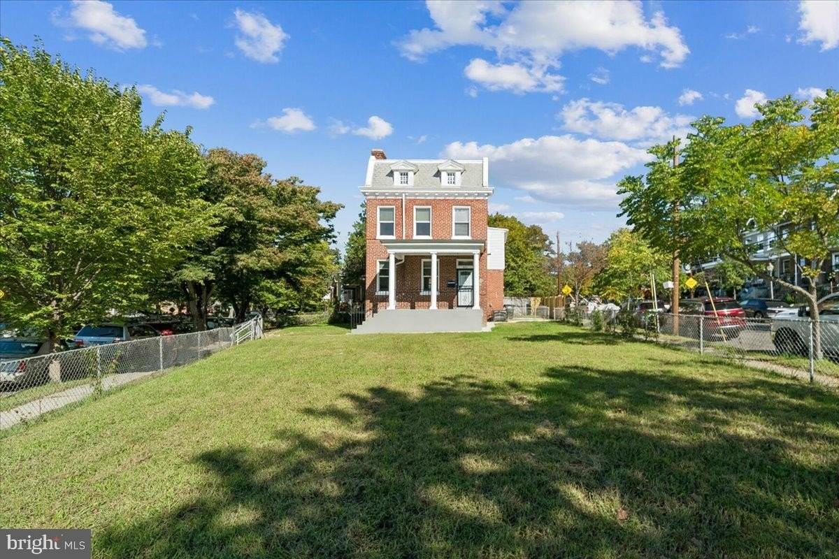 401 Shepherd St Nw - Photo 4 of 50