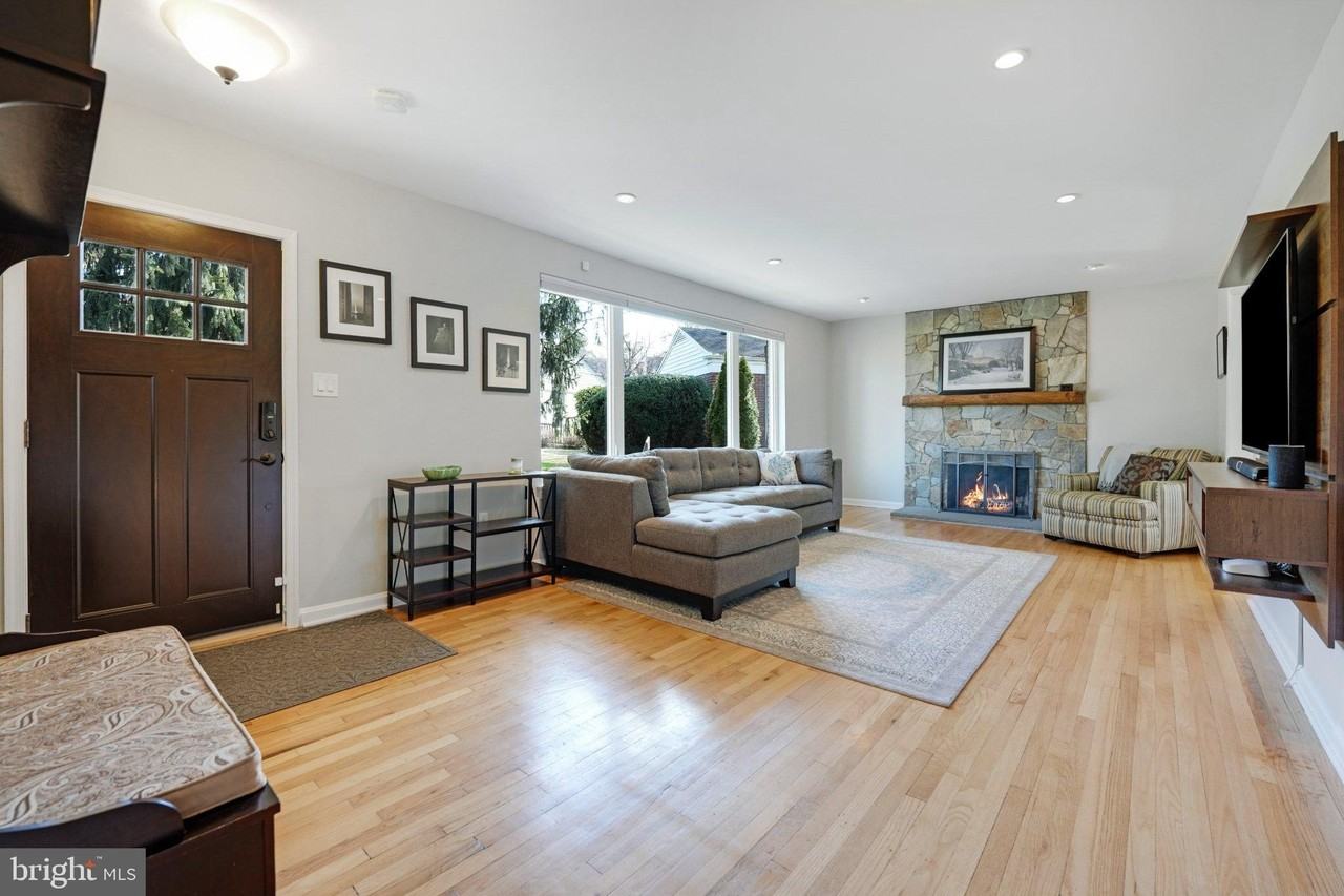 5128 Linnean Ter Nw - Photo 7 of 50