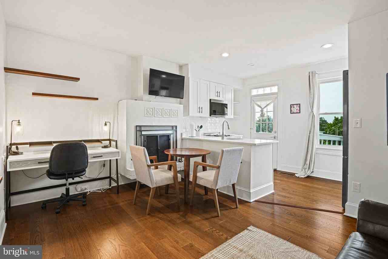 409 Constitution Ave Ne #3 - Photo 4 of 23