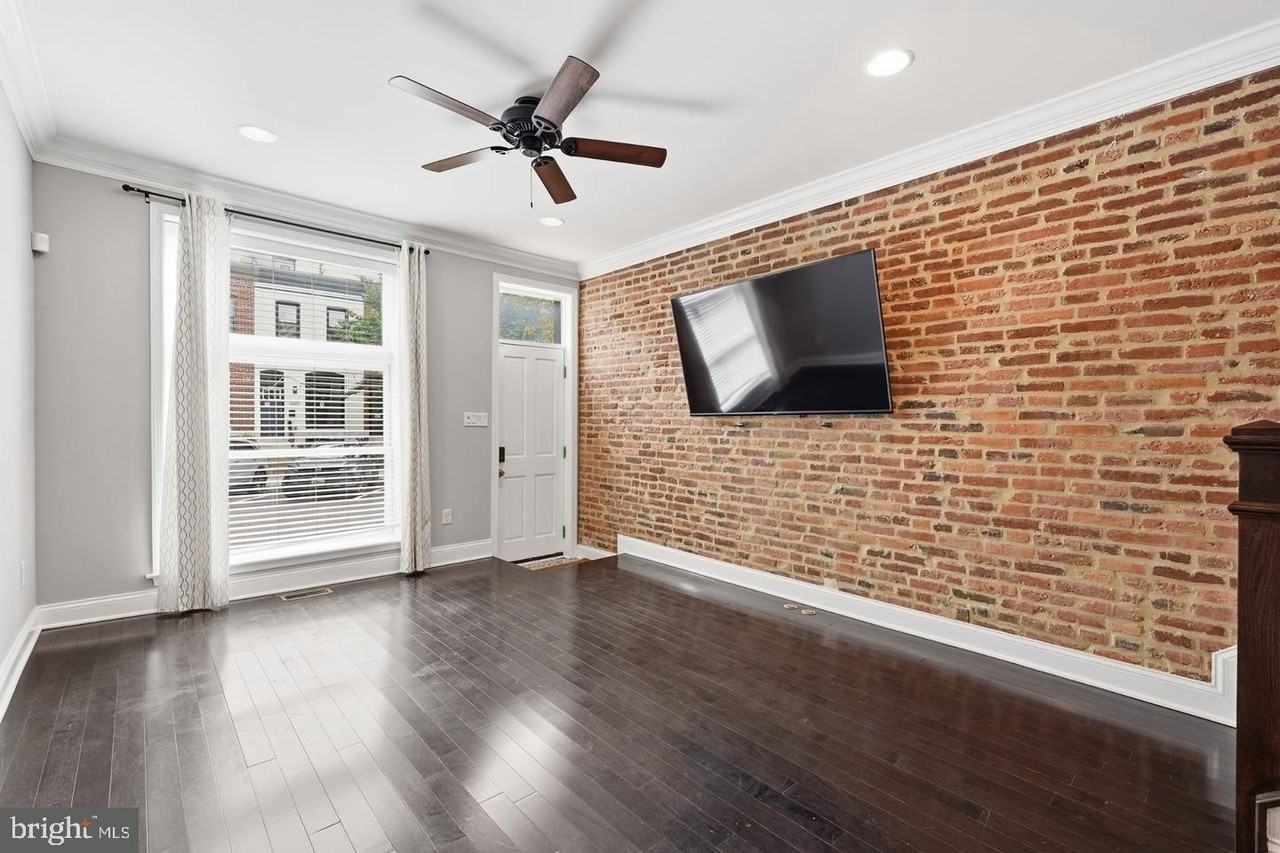 322 S Clinton St - Photo 3 of 34
