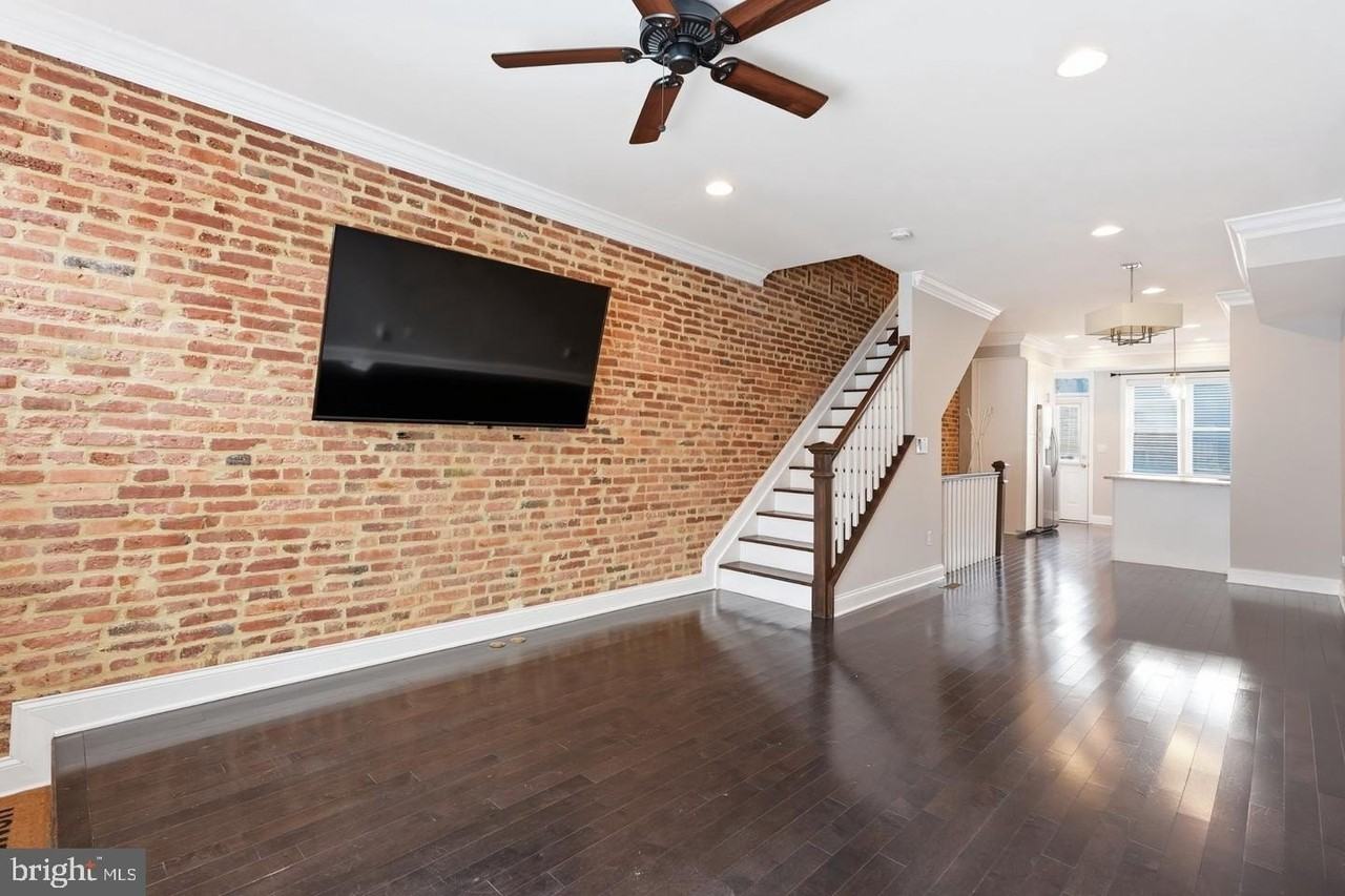 322 S Clinton St - Photo 4 of 34