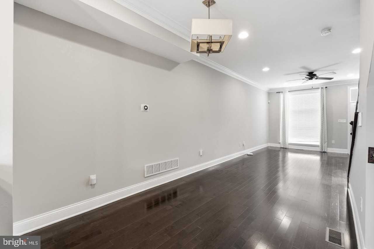 322 S Clinton St - Photo 6 of 34