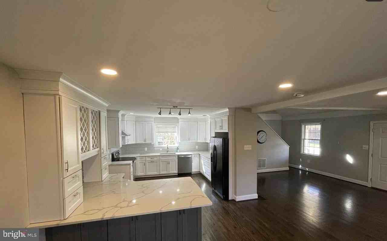 20 E George St - Photo 4 of 15