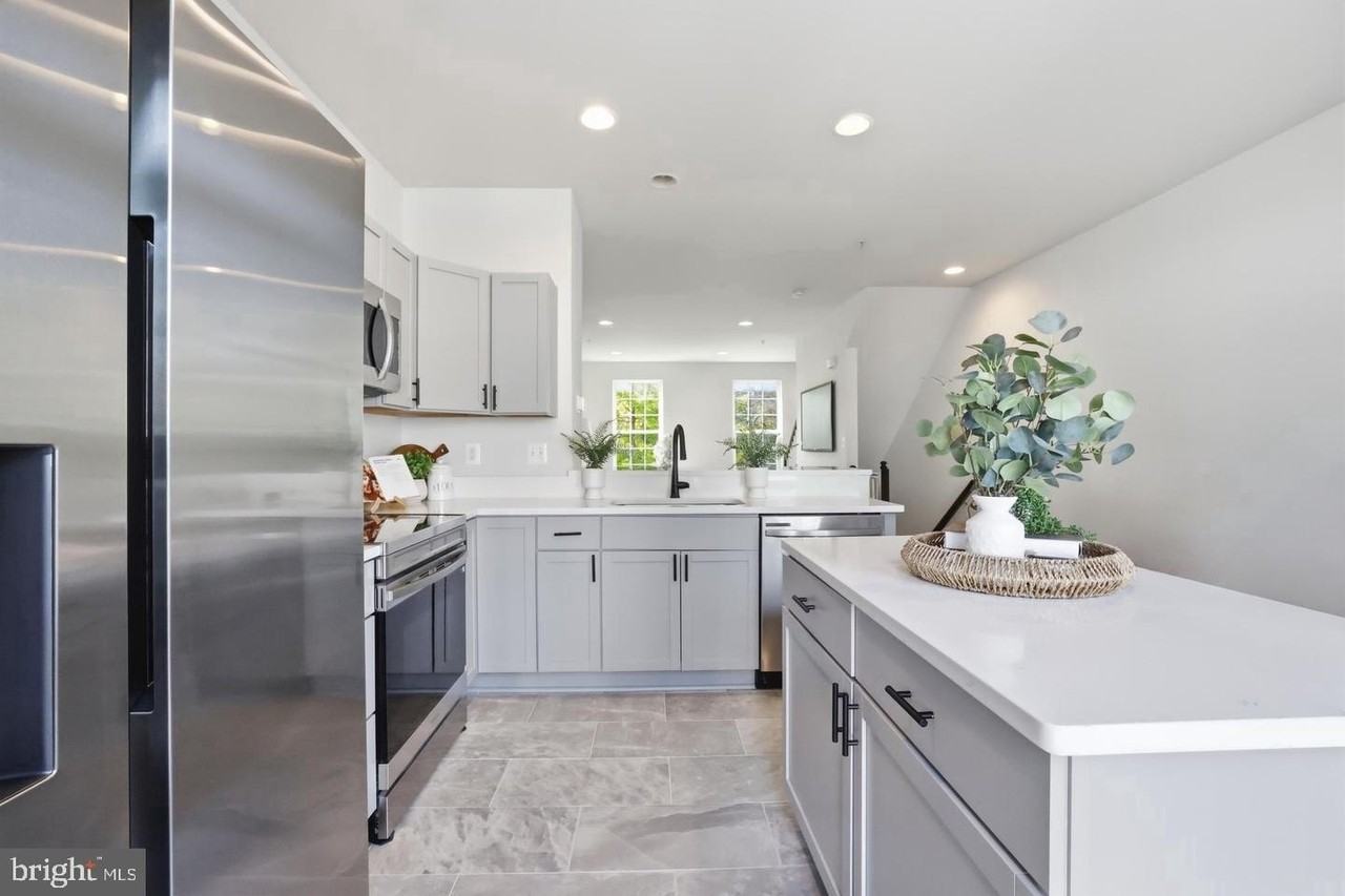 7109 Penny Ln - Photo 4 of 45