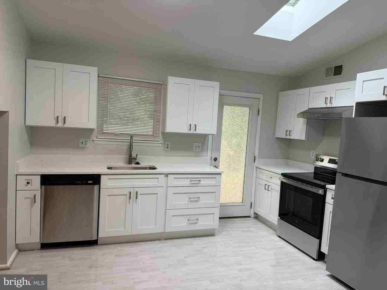 14015 Congress Dr - Photo 4 of 23
