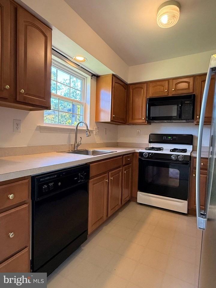 213 Fulgens Ct #224 - Photo 2 of 21