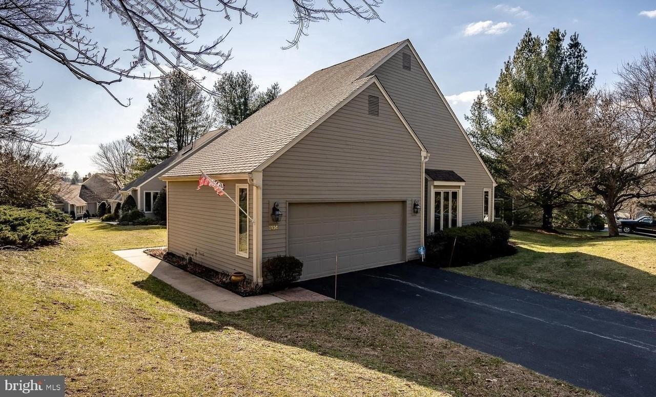 1114 Mews Ln - Photo 2 of 33