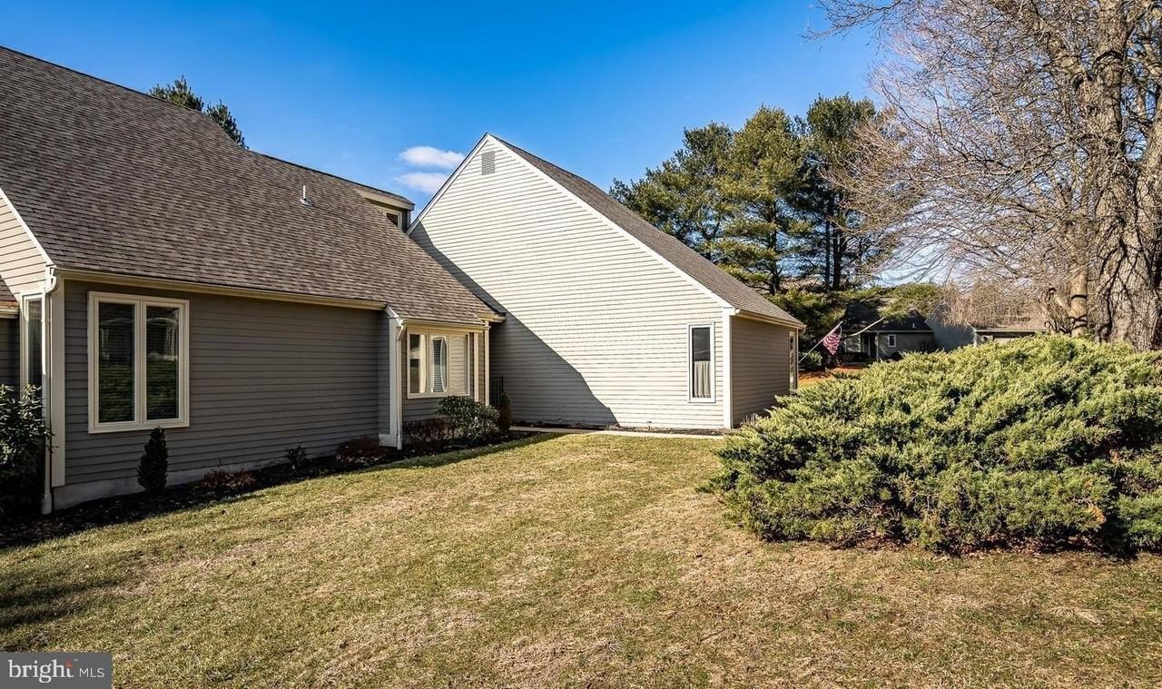 1114 Mews Ln - Photo 3 of 33