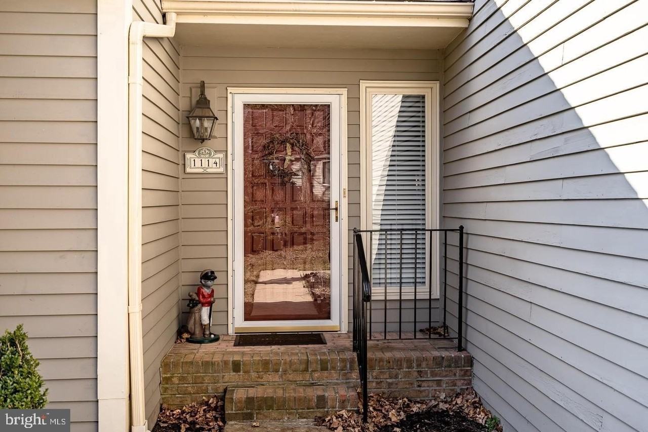 1114 Mews Ln - Photo 4 of 33