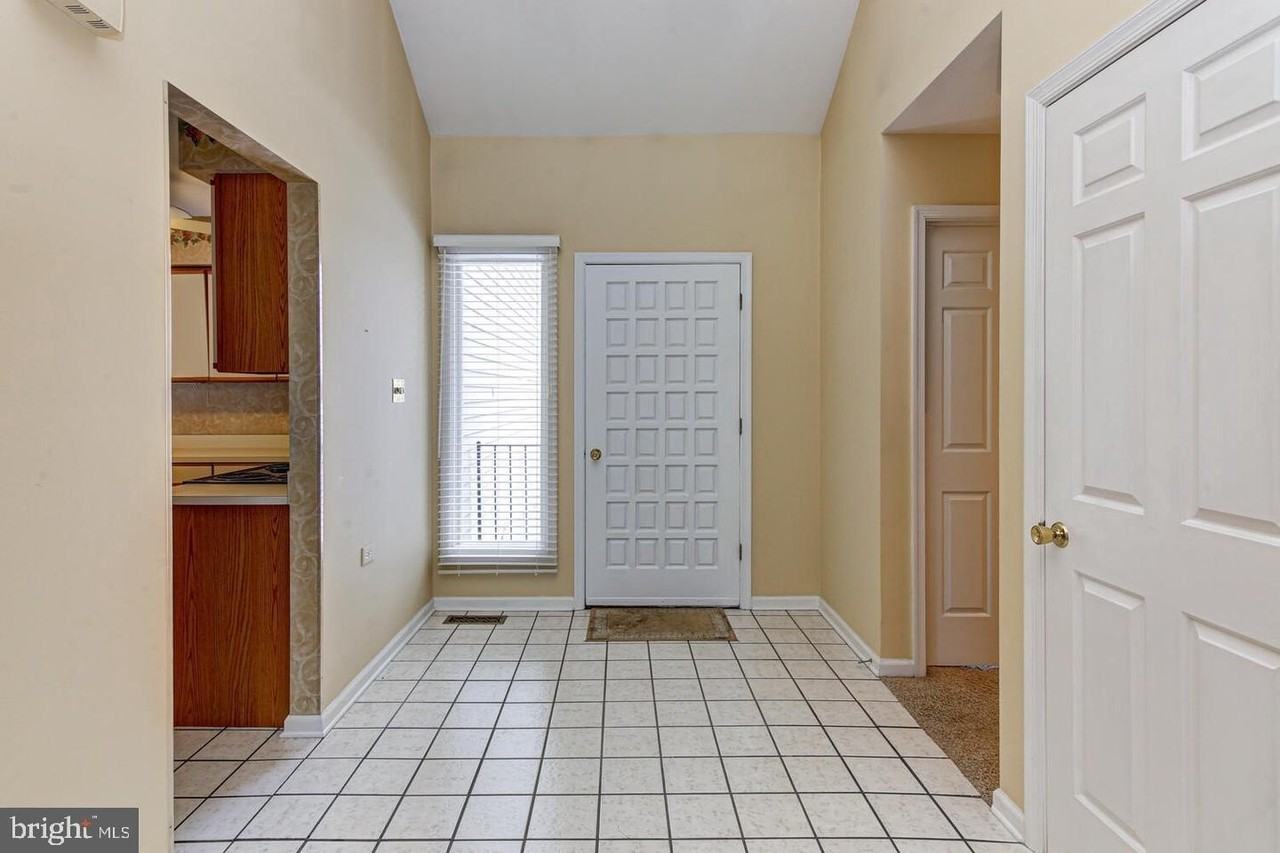 1114 Mews Ln - Photo 5 of 33