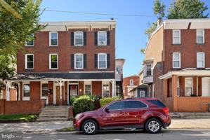 featured image of 830 W Marshall St #2
