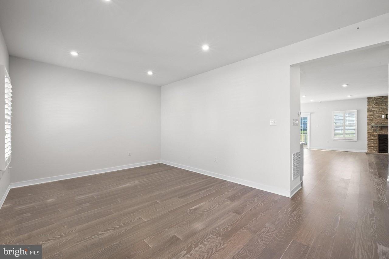 523 Spring Manor Blvd - Photo 4 of 50