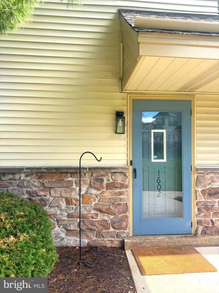 1602 Foxmeadow Cir - Photo 2 of 16