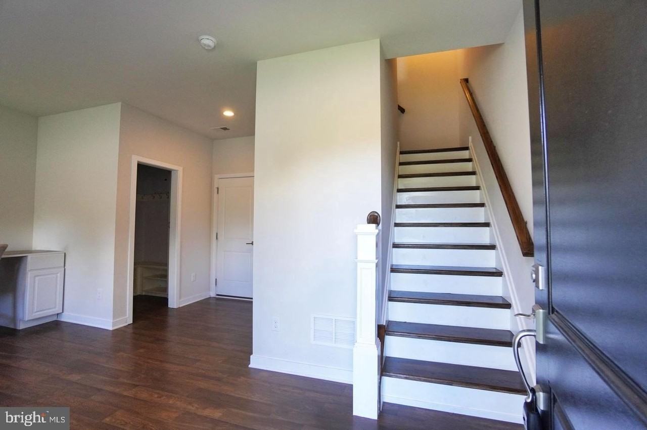 35 Jessop Ln - Photo 3 of 39