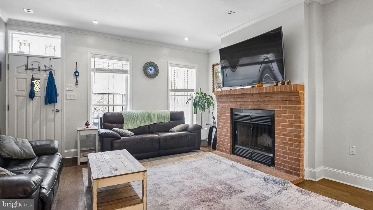 704 S 23rd St - Photo 5 of 34