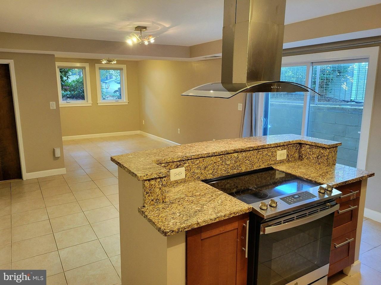 1127 N Stuart St #4 - Photo 4 of 13