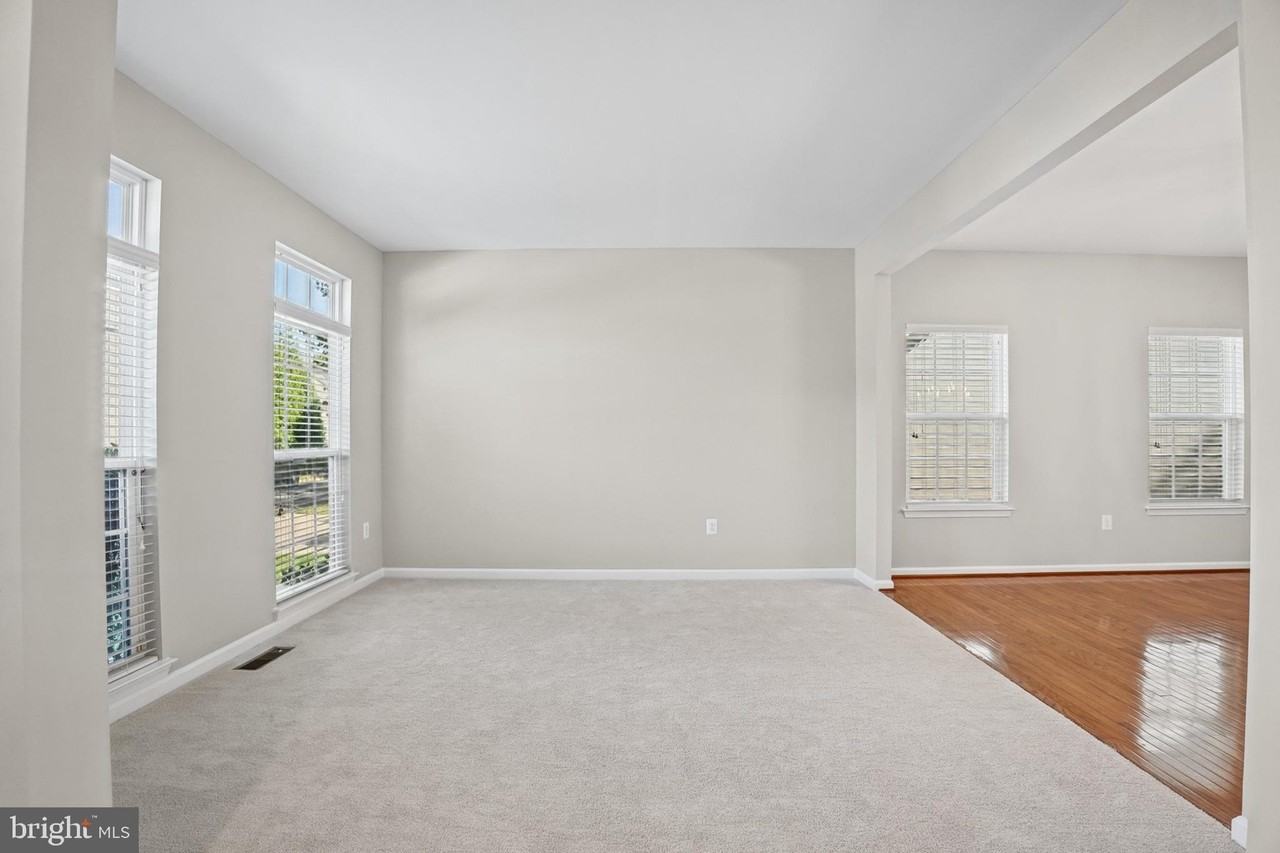 1100 Wright Ct - Photo 5 of 50
