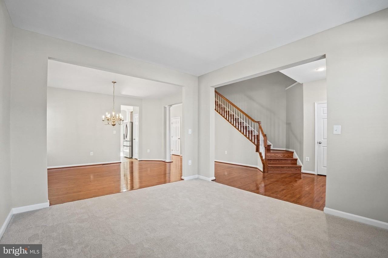 1100 Wright Ct - Photo 6 of 50