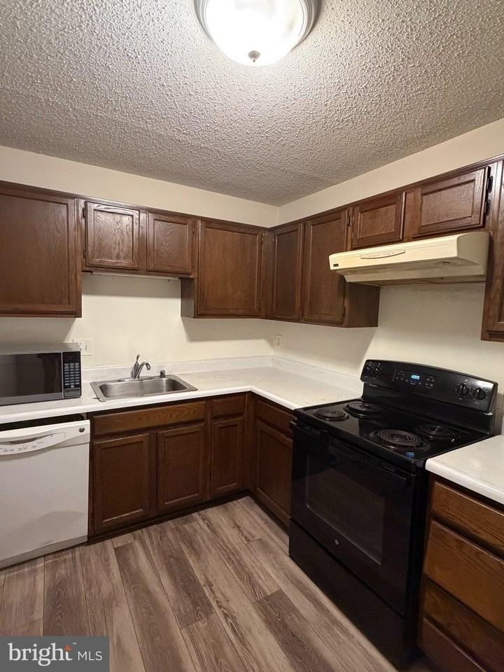 621 Center St #104 - Photo 4 of 33