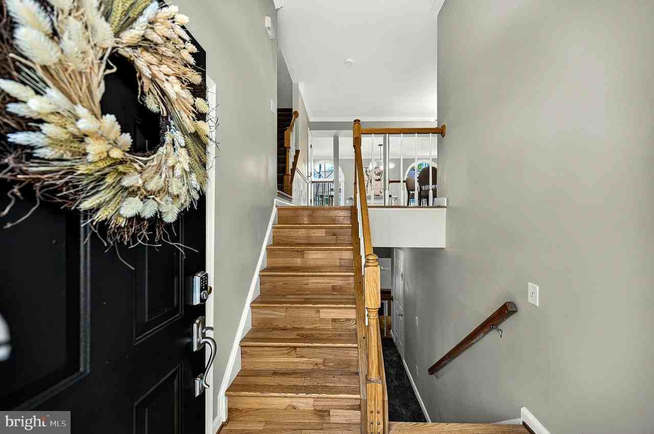 8006 Trevor Pl - Photo 3 of 40