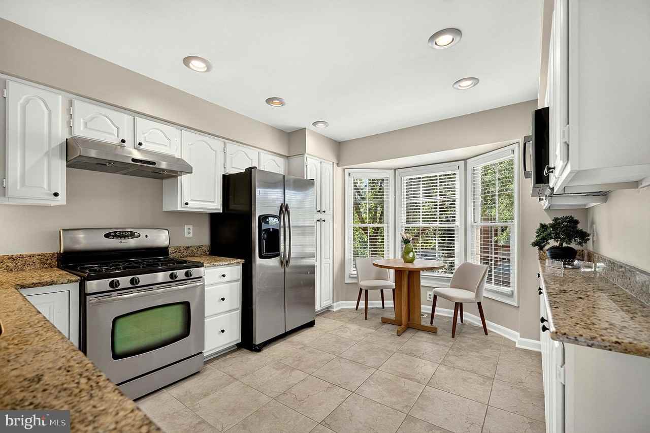 8006 Trevor Pl - Photo 7 of 40